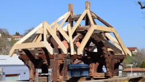 Pendant la restauration d'un portique du patrimoine du canton de Vaud