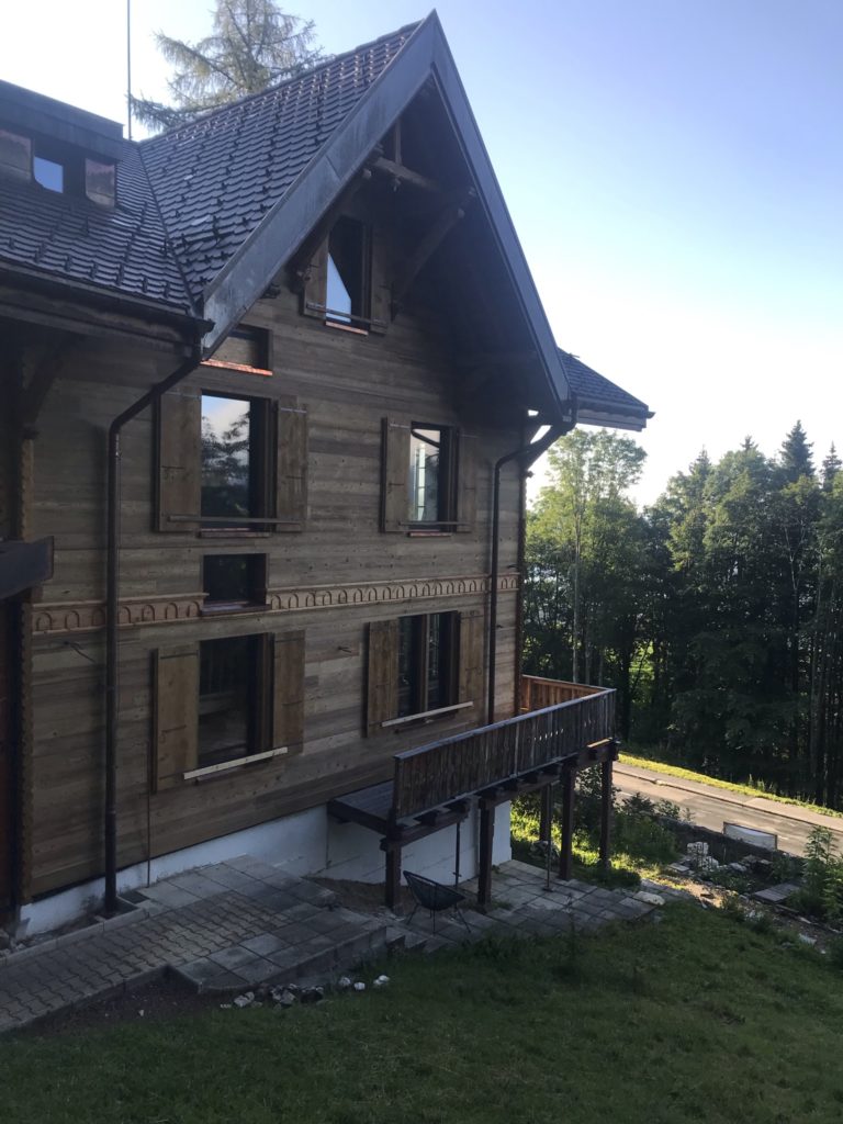 Chalet en bois massif rénové avec balcon par Solutions Bois