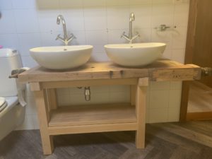 meuble double vasque de salle de bain, menuiserie au val de travers dans le canton de neuchâtel proche d'Yverdon les bains
