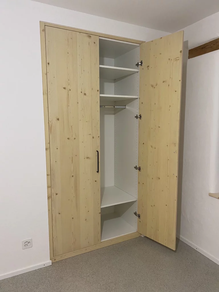 Armoire penderie en bois pin fabriquée sur mesure par Solutions Bois