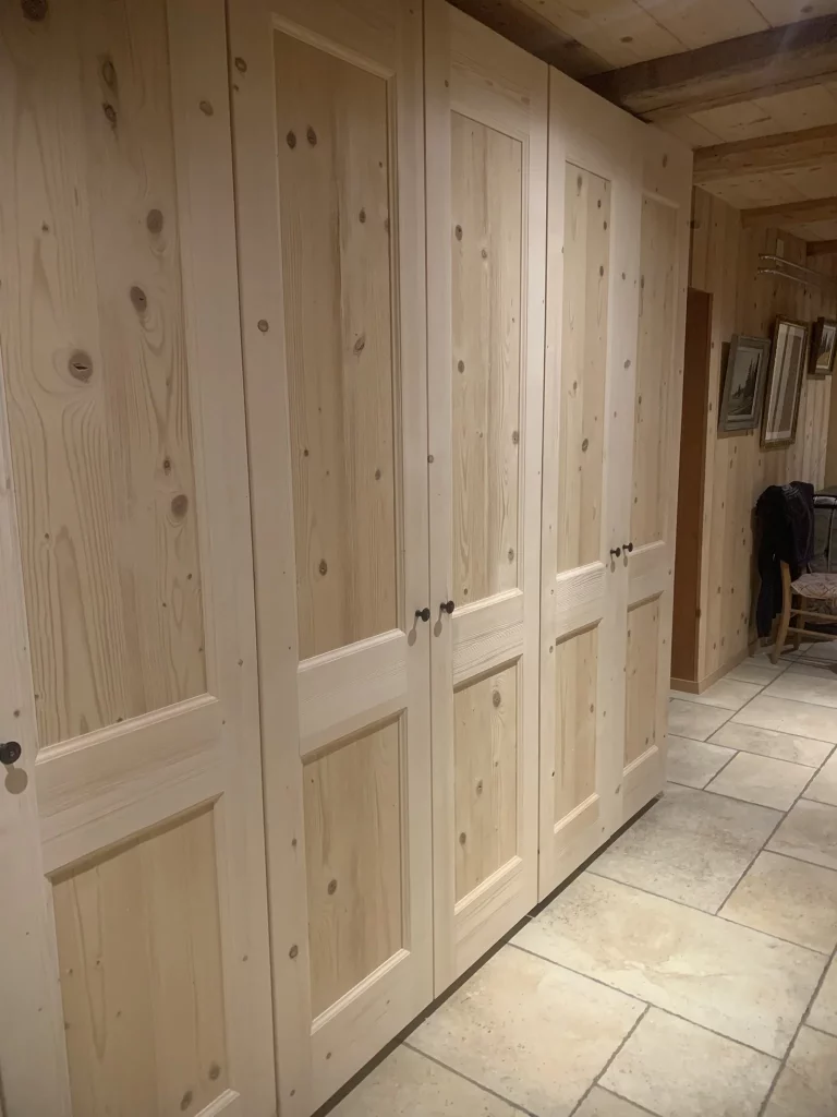 Armoire de rangement en bois massif style chalet réalisée par Solutions Bois
