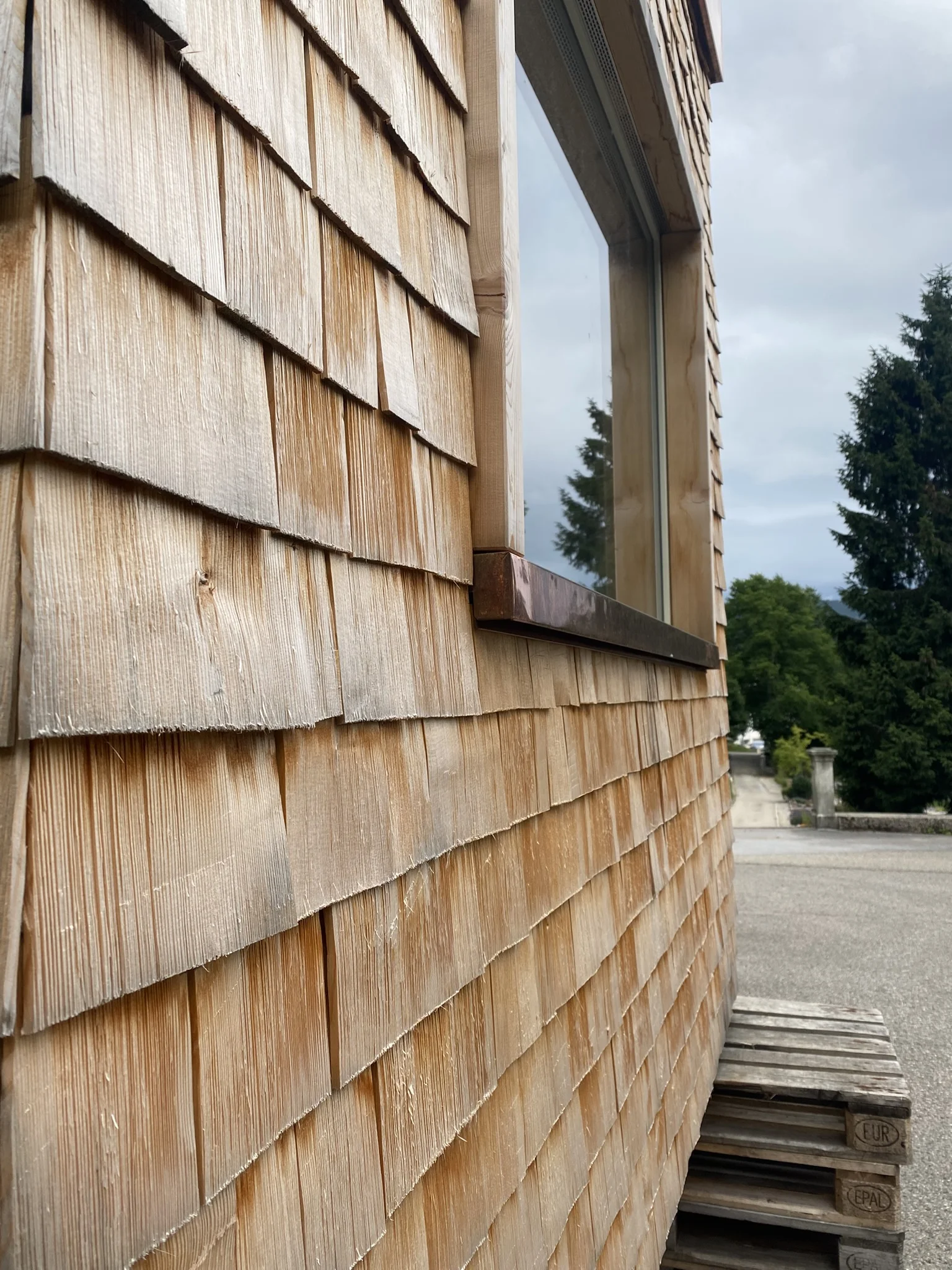 Façade en bardeau bois de la tiny house réalisée par Solutions Bois à Neuchâtel