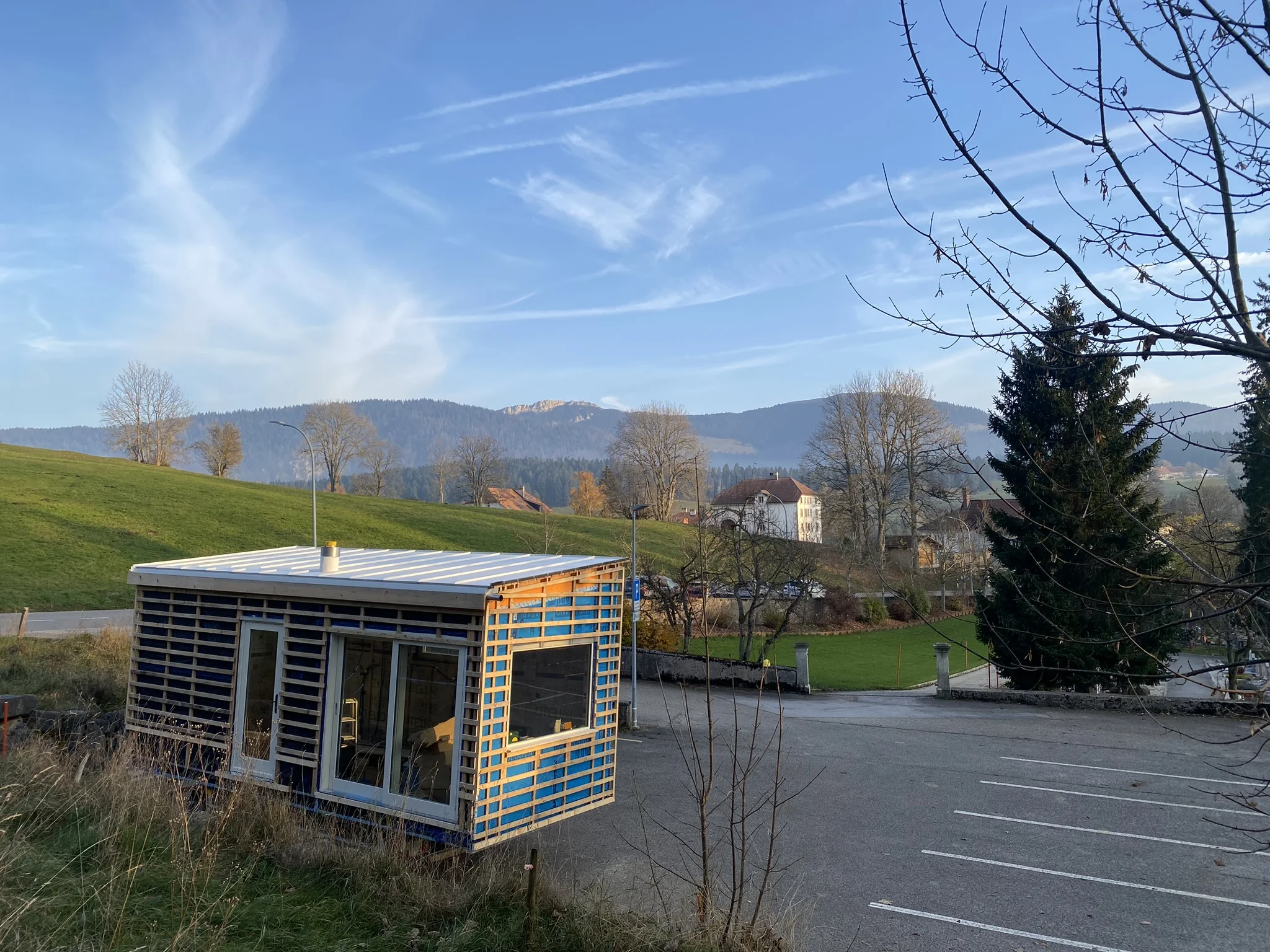 Vue extérieure de la tiny house en cours de construction par Solutions Bois dans le Val-de-Travers