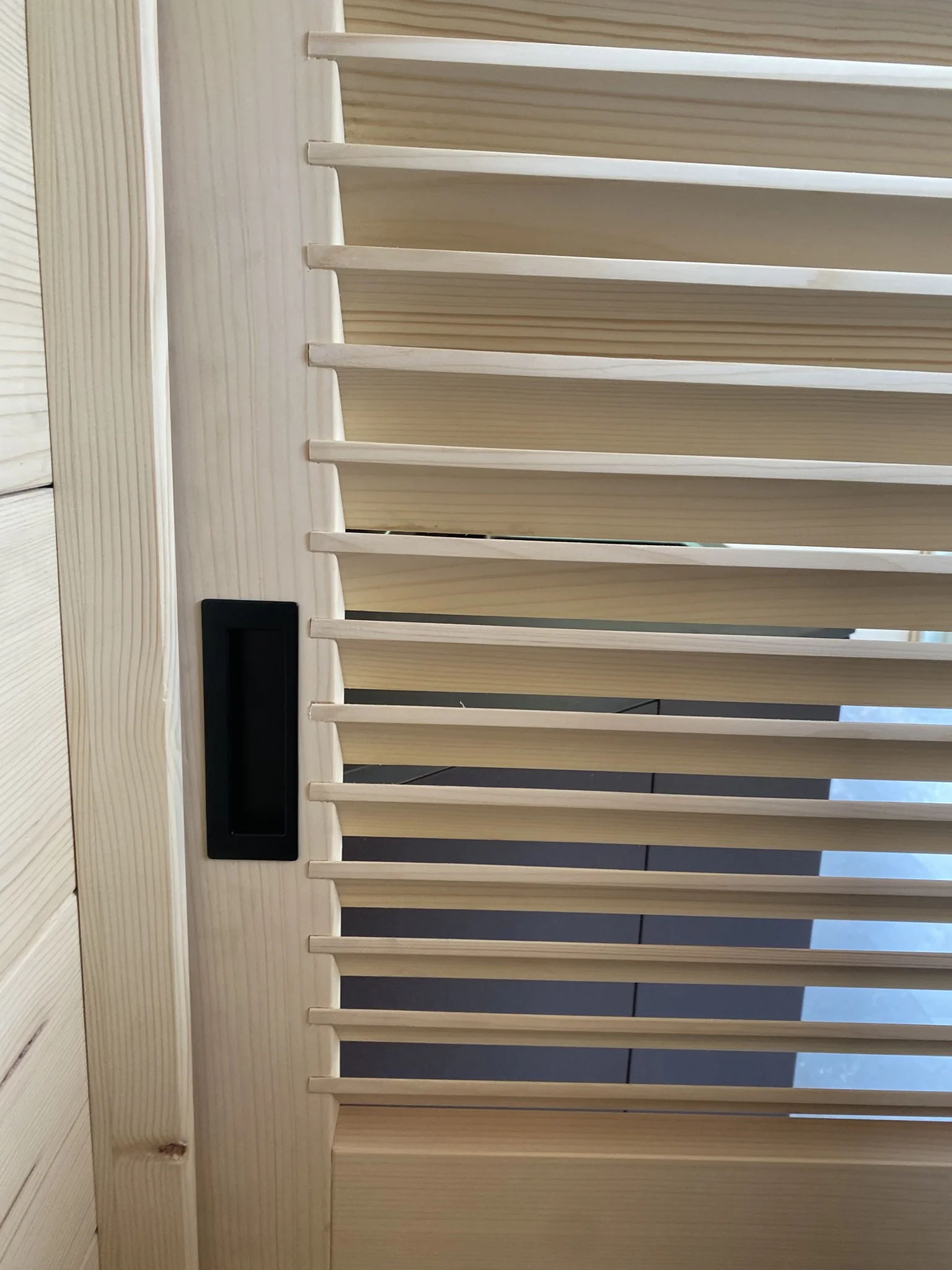 Détail de la persienne bois sur mesure de la tiny house Solutions Bois