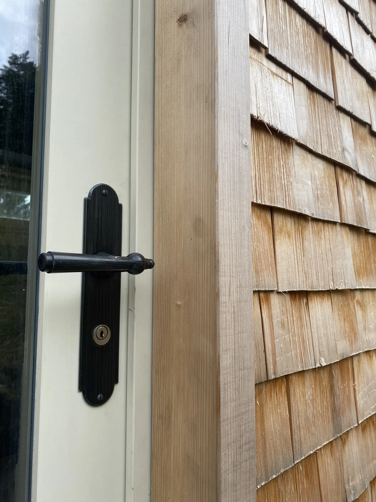 Détail de la porte d'entrée et du bardeau bois de la tiny house Solutions Bois